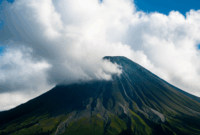Contoh Prompt Gambar AI Gunung di Balik Awan Putih