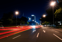 Contoh Prompt Gambar AI Kota Malam dengan Lampu Jalan