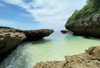 Contoh Prompt Gambar AI Pantai dengan Batuan Karang
